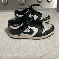 Nike Dunk Low Panda GS CW1590-100 Size 4.5Y / Womens 6 Black White excellent condition clean must pick up