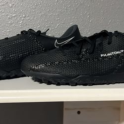 Nike Phantom GT2 Club TF turf football shoe in the black