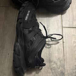 BALENCIAGAS SIZE 43