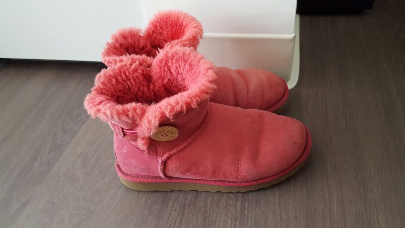 Ugg short boots size 6