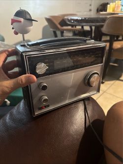 Realistic Vintage AM/FM Portable Radio