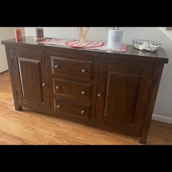 Hutch With Lots Of Storage 