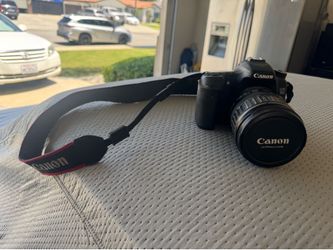 Canon EOS 70D DSLR Camera w/ Canon 28-135mm Lens – Great Condition
