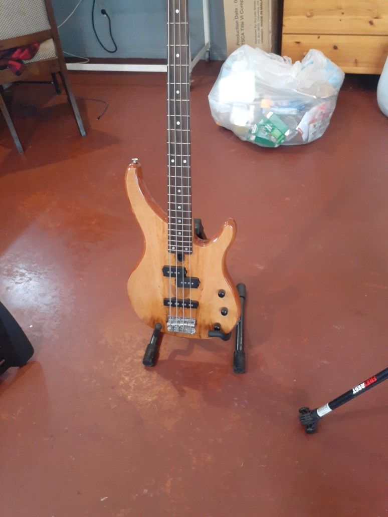 Yamaha bass And Stand