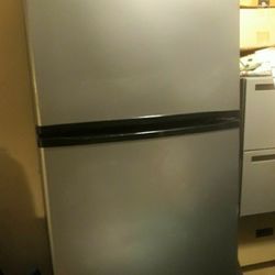 Whirlpool Refrigerator / Freezer Must Be Gone Today $60