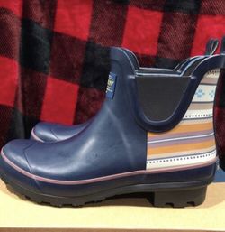 New Women Pendleton rain boot. Available In  Navy size8,