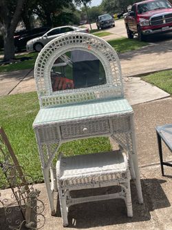 Wicker mini vanity