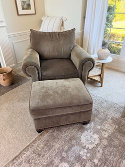 Basset Chair with Ottoman Free