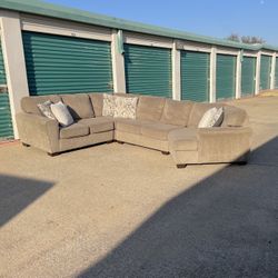 Free Delivery - Beautiful Sectional Set with Cuddler 