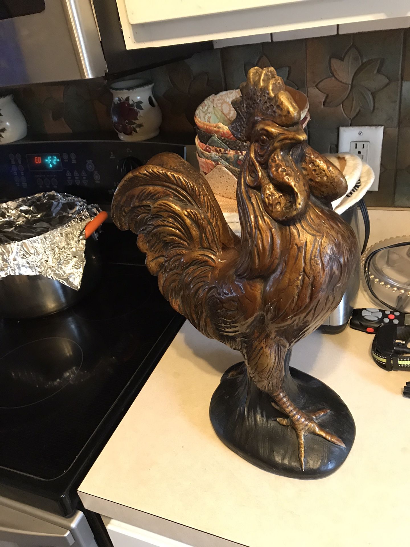Chicken knickknack in good condition made out of metal