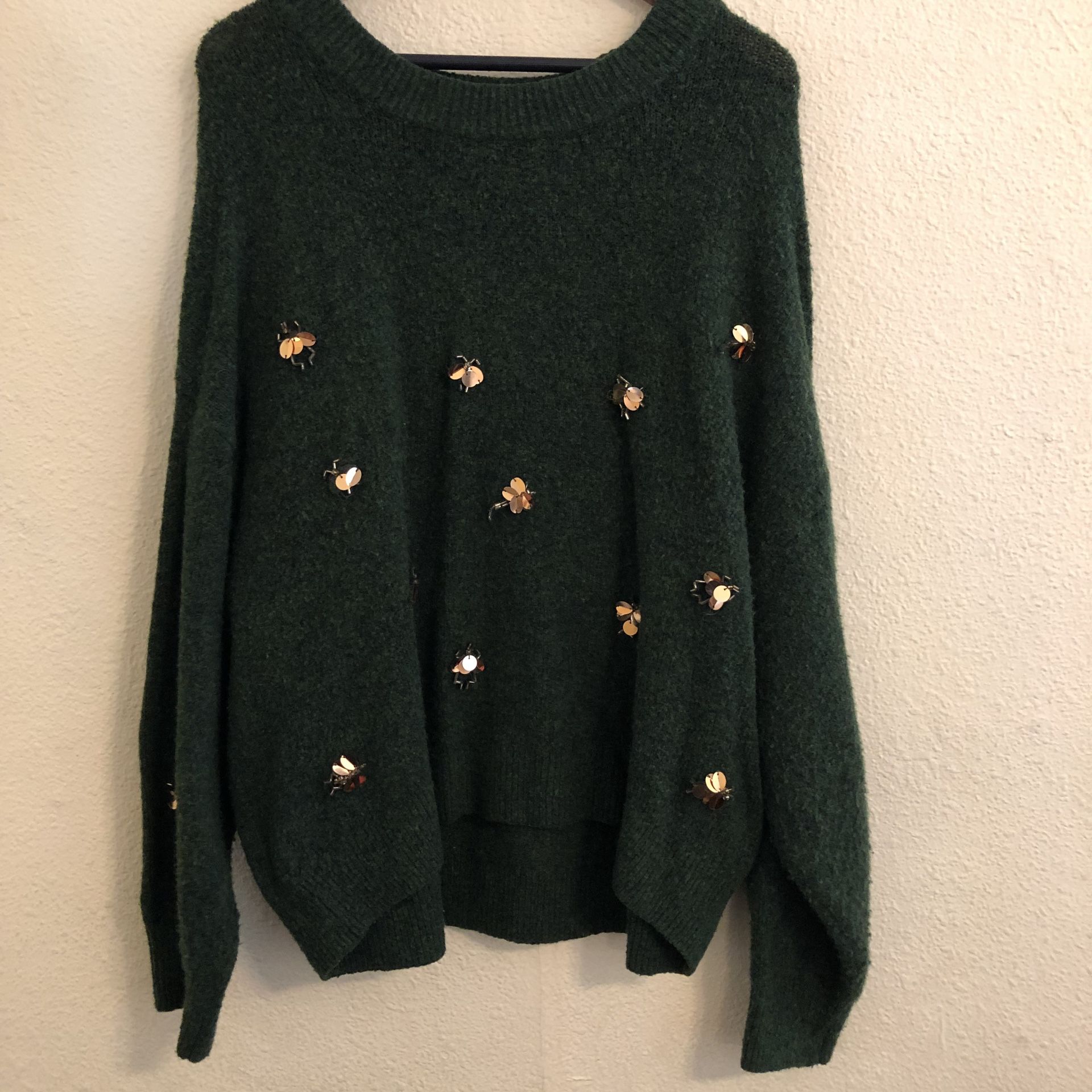 Oversized Forest Green H&M Sweater w/ Golden Bee Detail - Large