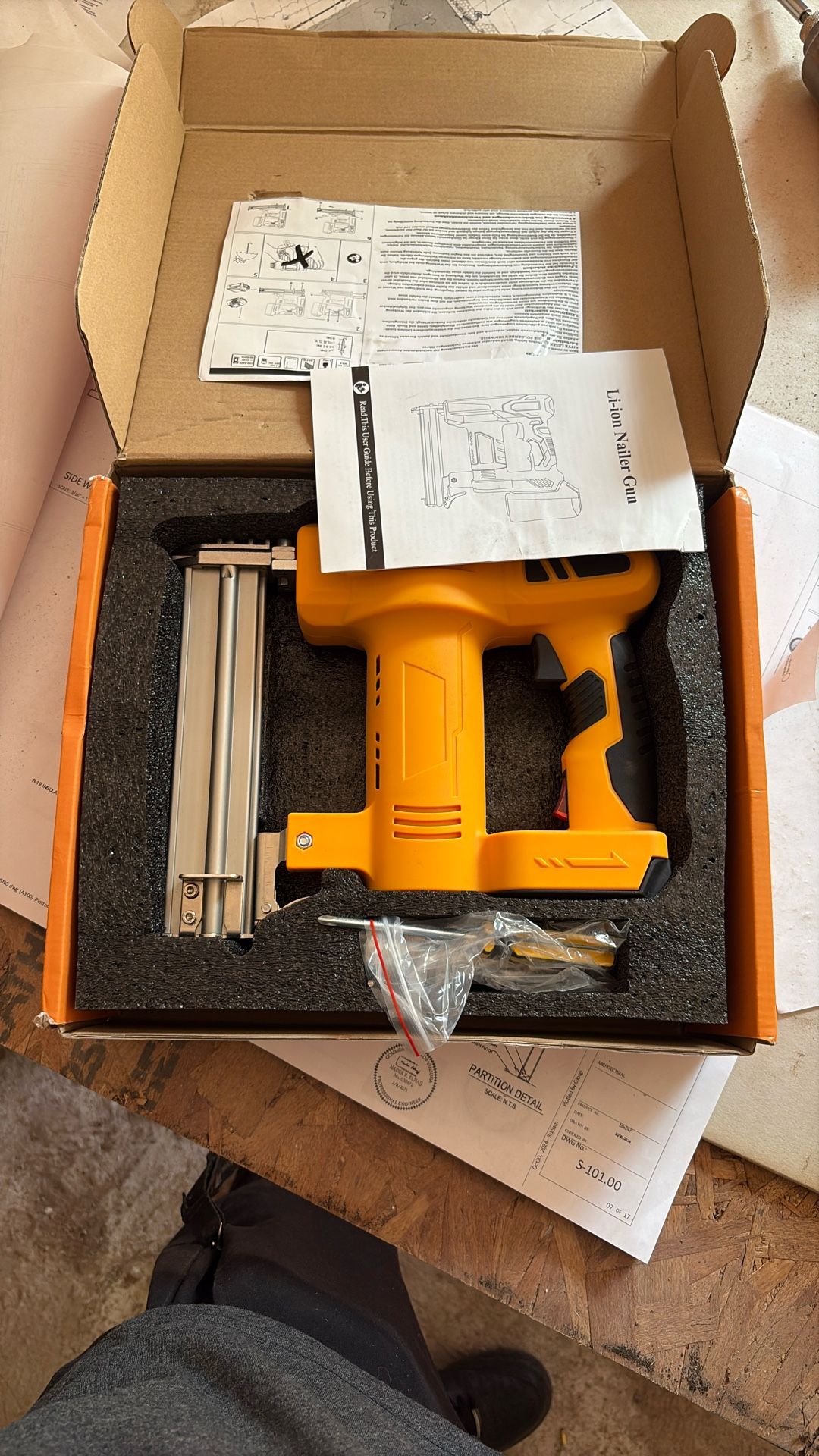 18 Gauge Brad Nailer Cordless for Dewalt 20V Max Battery, 2 in 1 Brushless Electric Staple Gun/Nail Gun with 500 Nails and 500 Staples, Dual Protectio