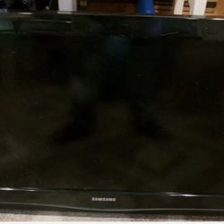 Samsung 32 In TV With Wall Mount And Remote Control