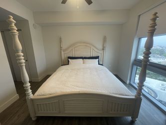 King Bed (Savannah Ivory Poster Bed)