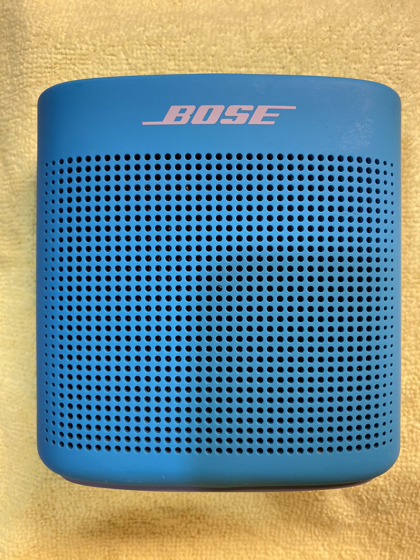 THIS IS A LIKE NEW RARELY USED BOSE SOUNDLINK COLOR