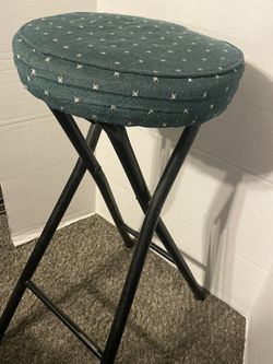STOOL WITH UPHOLSTERED DESIGN