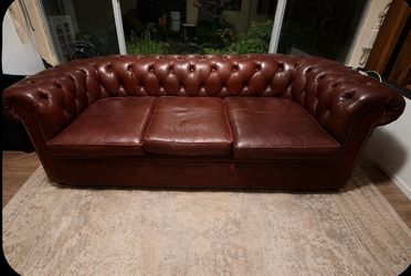 Beautiful vintage executive-style Chesterfield