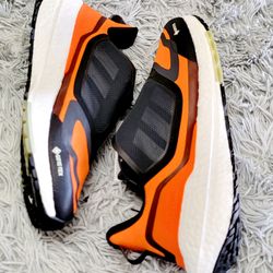 Size 11.5 Adidas UltraBoost 22 Gore-Tex GTX 'Impact Orange Black' GX9126.
