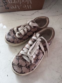 Shoes!! Kids!! Free!!