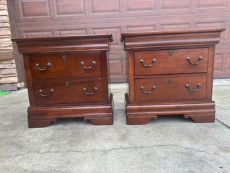 Broyhill 2-drawer nightstand (set of 2)