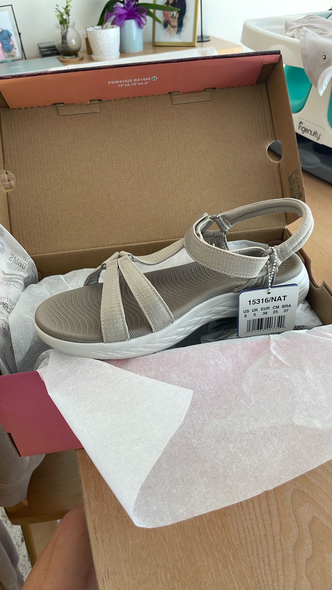 Brand NEW Sandals Size 8