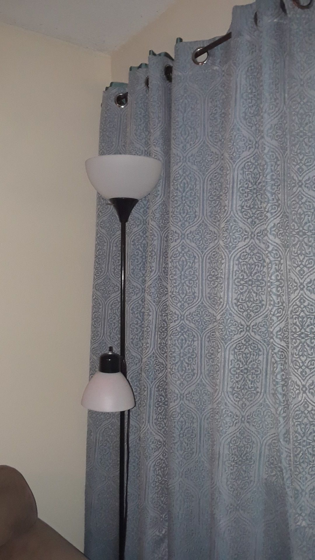 Floor lamp with 2 light bulbs