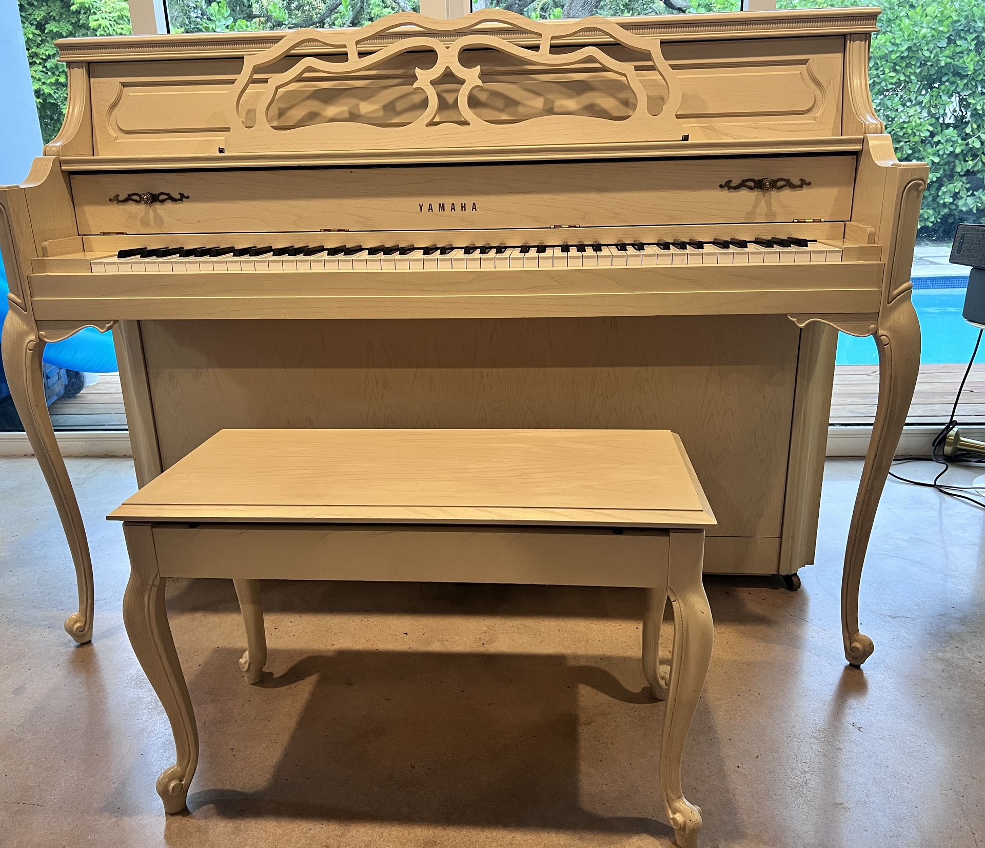 Yamaha Navajo White Piano