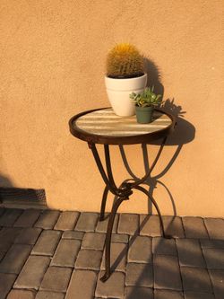 Round outdoor bistro table