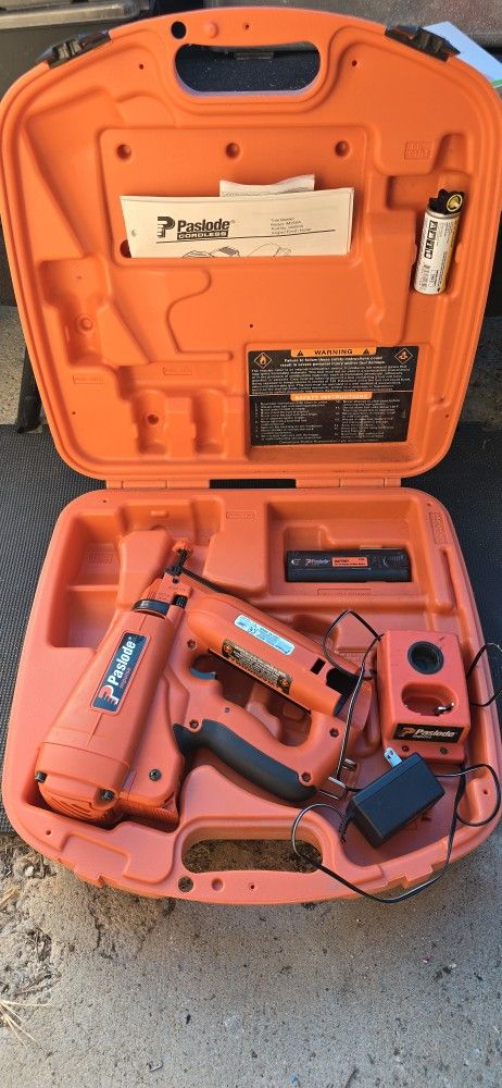 PASLODE IM250A CORDLESS 16 GAUGE ANGLED FINISHING NAILER 900600 W/ A (MVP028641)