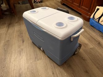 Rubbermaid Rolling Cooler with Cup Holders