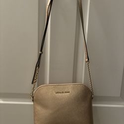 Beautiful MICHAEL KORS Crossbody Purse. 