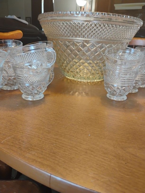 Anchor Hocking Crystal Punch Bowl With 18 Cups