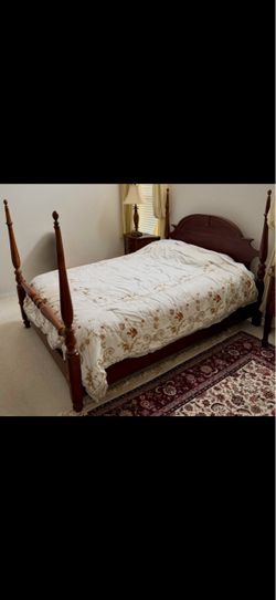 Elegant, classic four-poster bed + perfect mattress & box spring