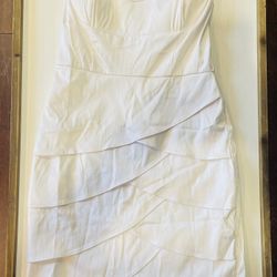 Body Central Women’s Medium Shiny White 27” Strapless Dress; 68% Cotton, 2% Spandex, & 30% Polyester; Textured & Curved Overlapping Lines