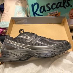 Unisex New Balance Shoes. Size 11 Men / Size 12.5 Women