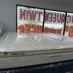 KING SIZE SAATVA CLASSIC MATTRESS & BOX SPRINGS BED SET