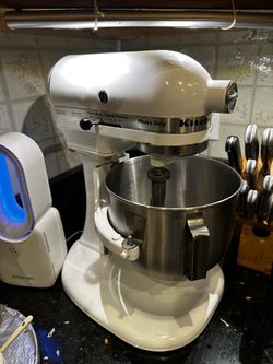 Like New KitchenAid Heavy Duty 5 Plus Stand Mixer