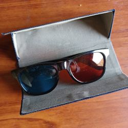 Blue Red 3D glasses in the case.
