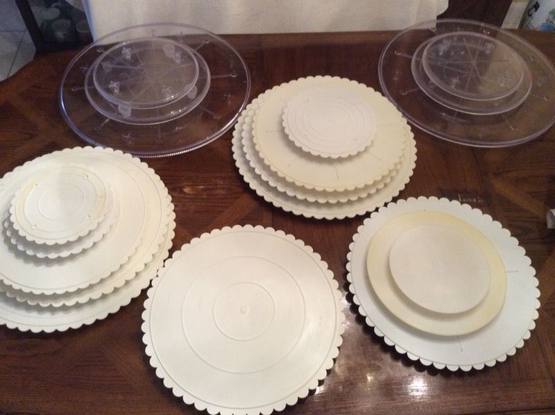 Different sizes cakes’ plate (Wilton) Different prices