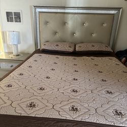 A queen size bed and 2 drawers 