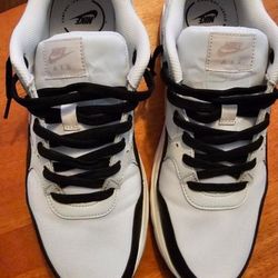 Used 1 Time Nike Air Max M10. 5 No Box