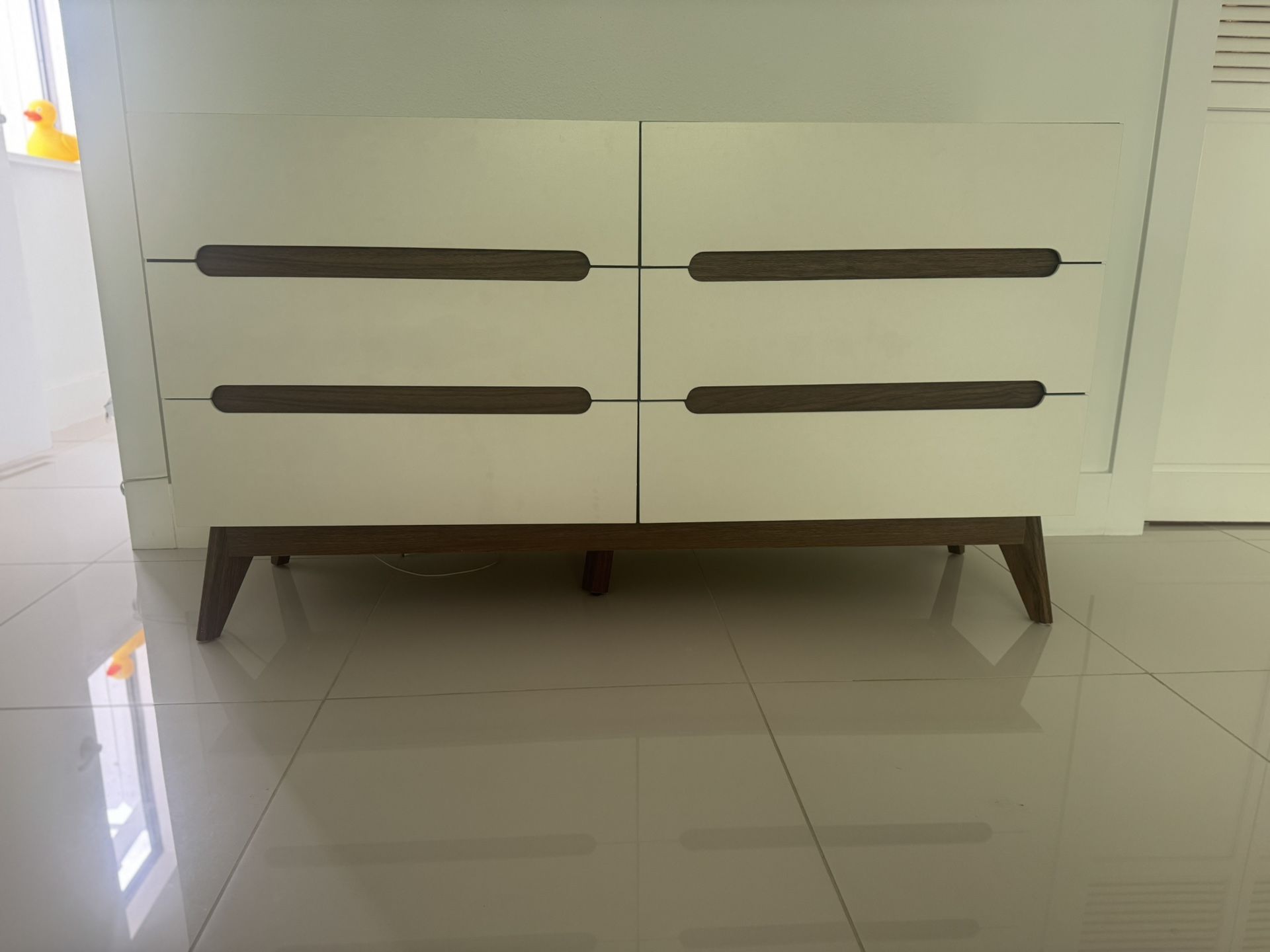 Mid-century 6 Drawer Dresser, Beige Laminate Drawers With Solid Wood and Particleboard Smooth Walnut grain Laminate.