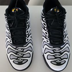 Nike air max plus drift in white/black