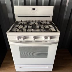 Frigidaire 5-burner gas stove in perfect working condition. Delivery and installation available with a 3-month warranty.