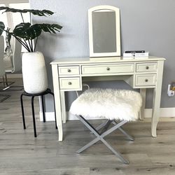 Vanity With Mirror And 2 Chairs