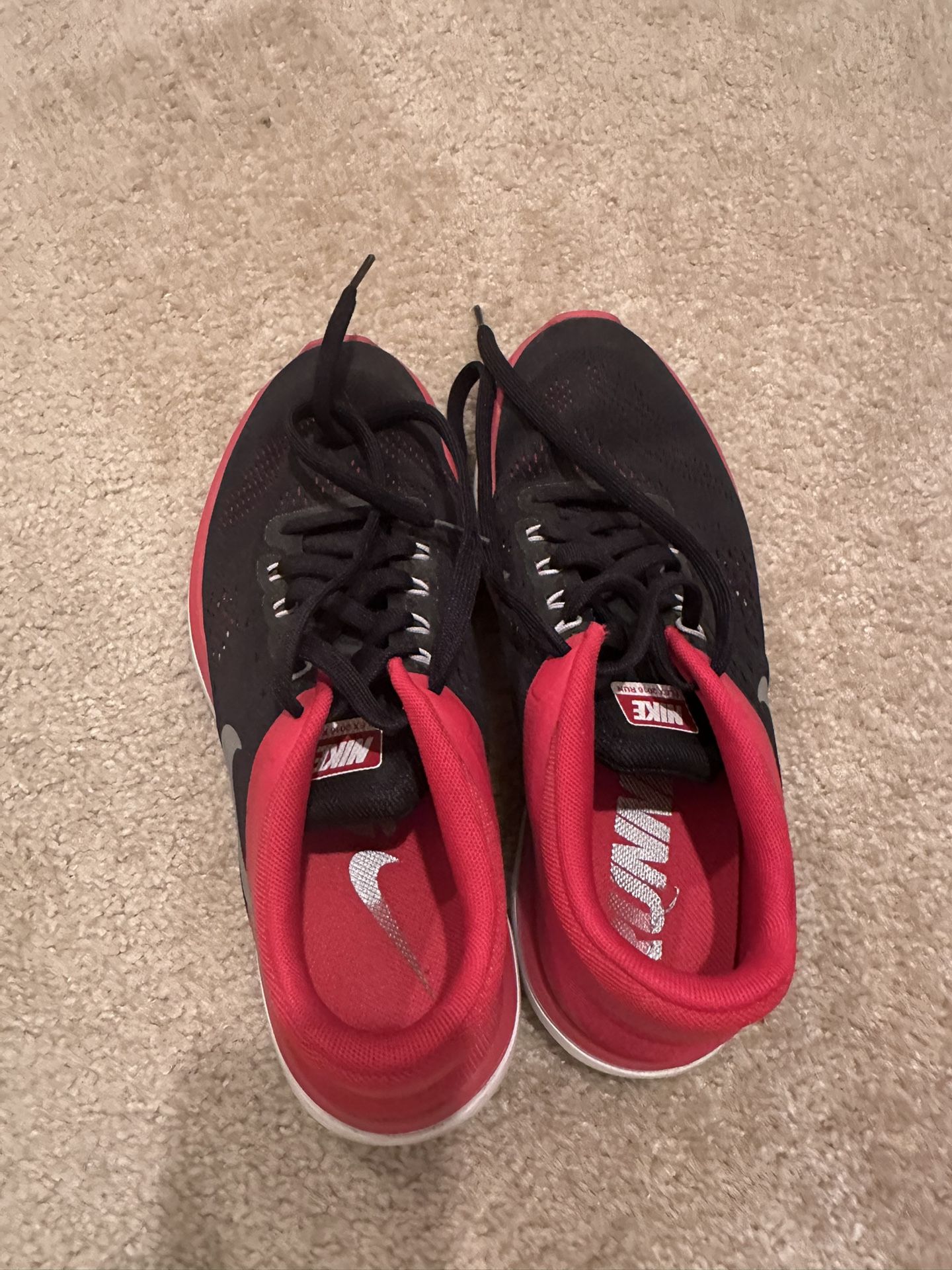 Nike men’s shoe size 9