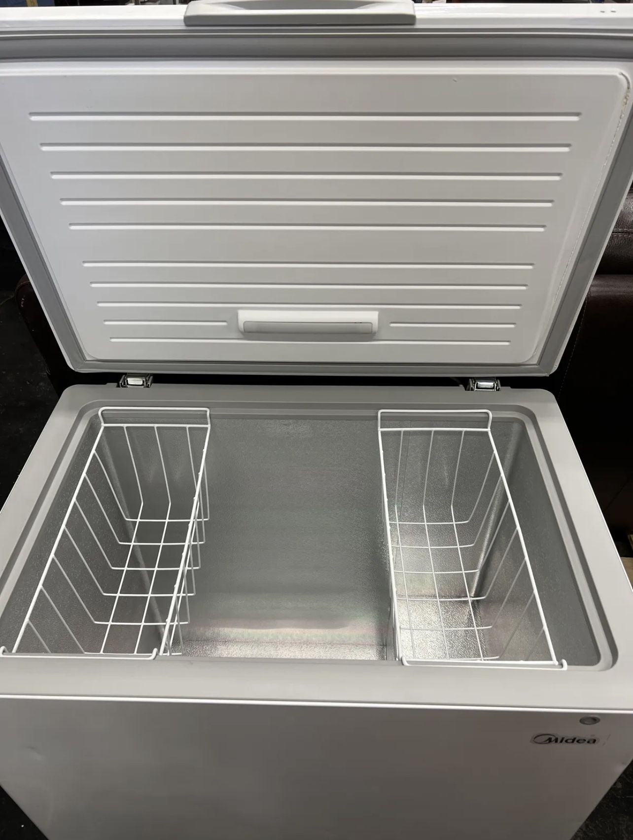 Midea 7.0 cu ft Chest Freezer with Interior LED Light, MRC07M7AWW Used