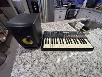 Akai Miniak Professional Synthesizer w/ KRK Rokit 5 RPG2 Studio Monitor
