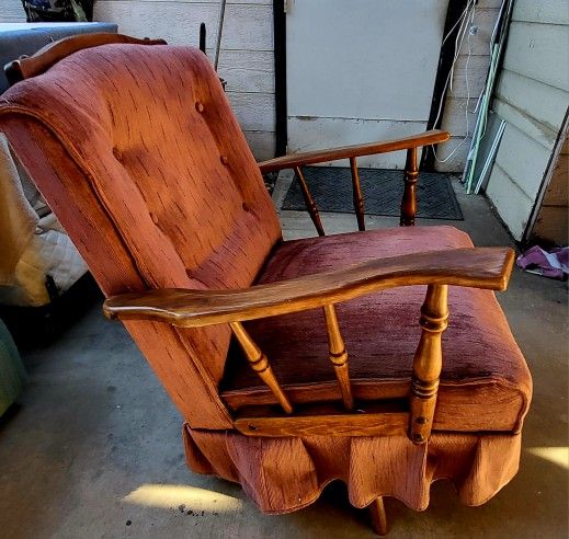 Recliner. Swivel. Vintage. Great Condition. Can Deliver Within 5 Miles Of Tulare.