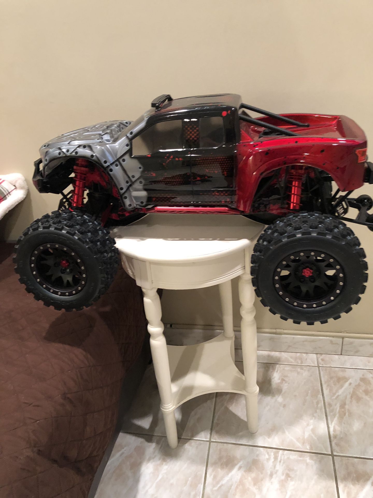 Xmaxx custom painted body with proline led on roof